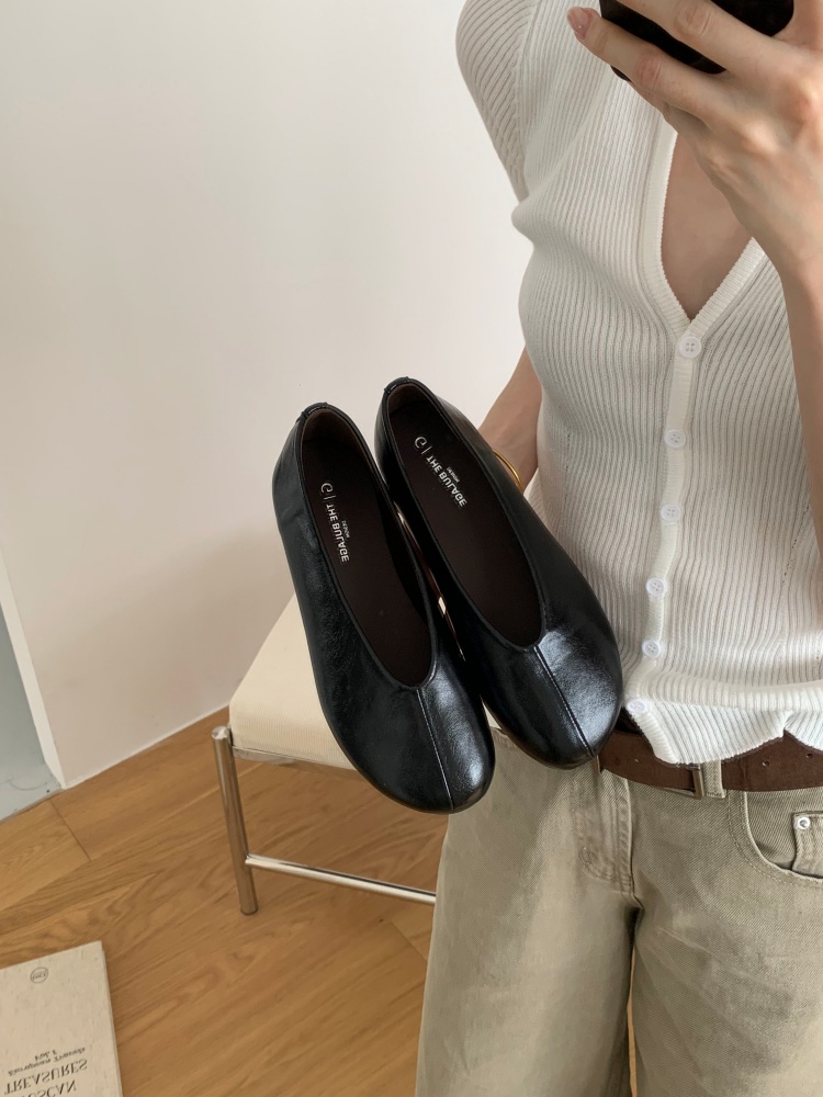 Comfortable Soft Sole Korean Retro Round Toe V-Cut Grandma Shoes Women 2026 New Simple Low Top Flat Shoes - Image 2